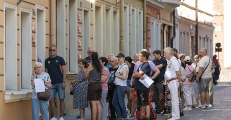 Polacy tłumnie ruszyli do urzędów. "Nie chcę za kogoś spłacać kredytu"