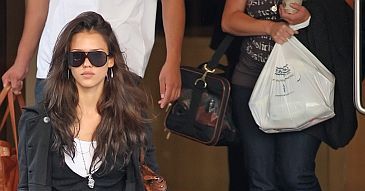 Jessica Alba ma dwie lewe nogi