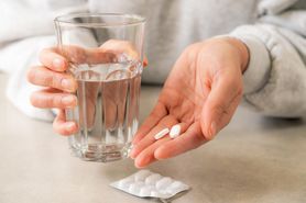  Popularny lek przeciwbólowy może uszkodzić wątrobę. Sygnał ostrzegawczy pojawia się podczas jedzenia