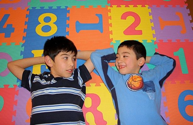 Dwujęzyczne dzieci lepiej się rozwijają (fot.: sxc.hu)