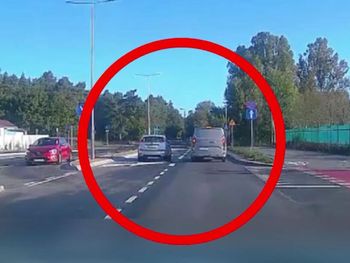 Toruń: O włos od tragedii. Kierowca wyprzedzał tuż przed przejściem