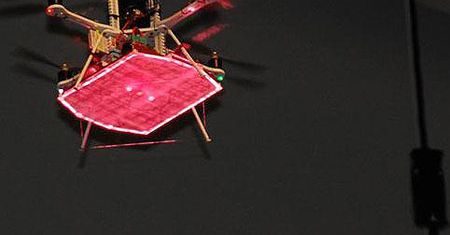 "Długodystansowy" quadrocopter zasilany laserami [wideo]