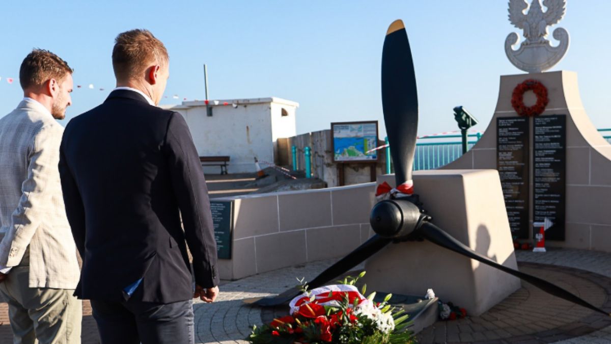 Twitter / Na zdjęciu: Piotr Rutkowski i Tomasz Rząsa przed pomnikiem Władysława Sikorskiego