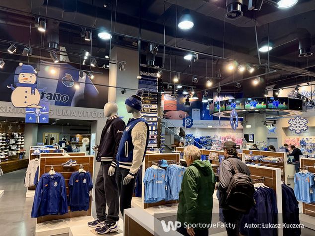 W sklepie klubowym FC Porto roi się od kibiców i turystów