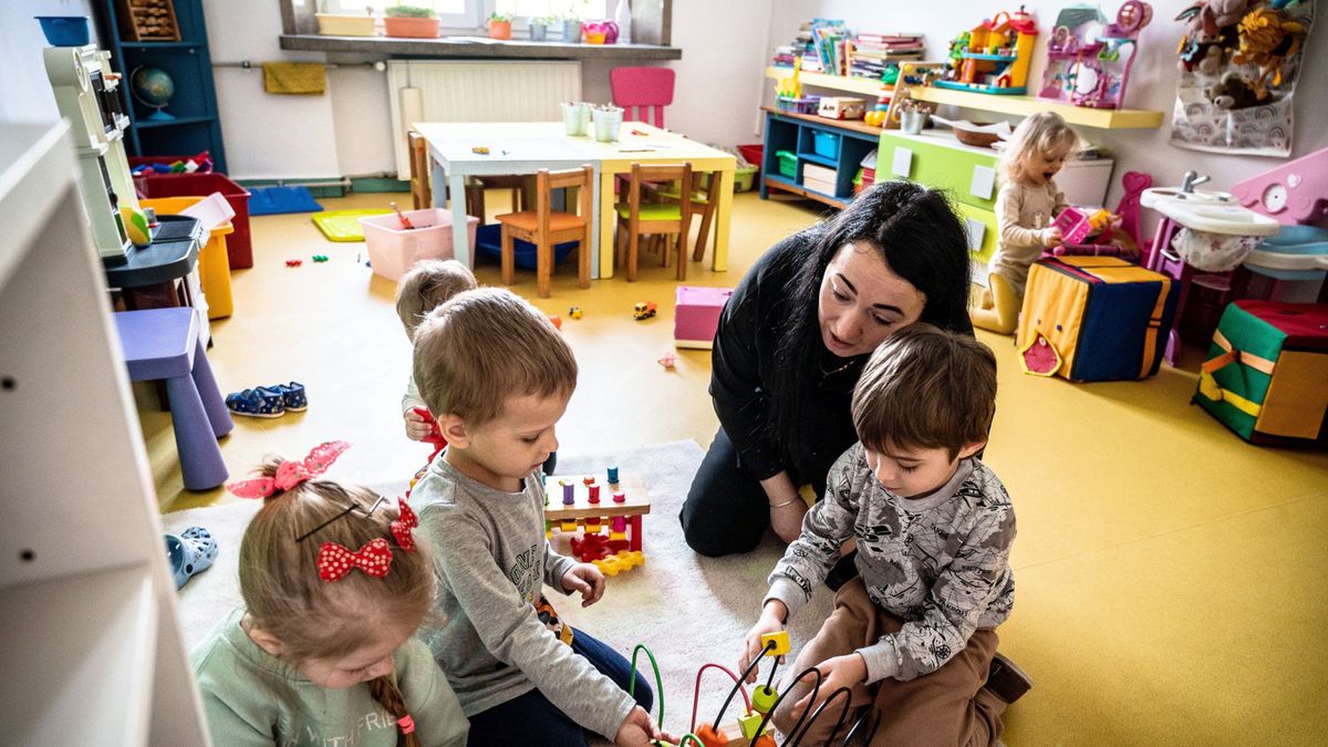 Uchodźczyni z Ukrainy Wiktoria Samsonik z grupą dzieci w Przedszkolu Niepublicznym Chatka Kubusia Puchatka w Łodzi.