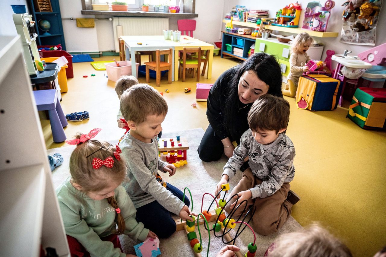 Uchodźczyni z Ukrainy Wiktoria Samsonik z grupą dzieci w Przedszkolu Niepublicznym Chatka Kubusia Puchatka w Łodzi.