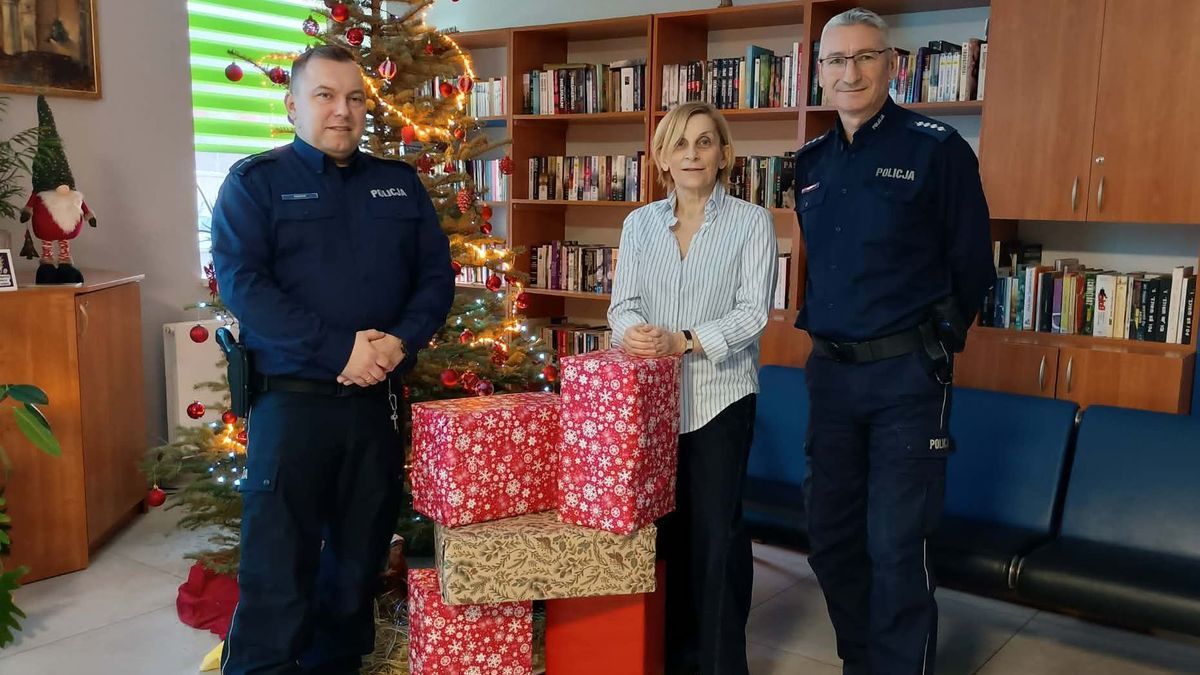 Policjanci pomagają