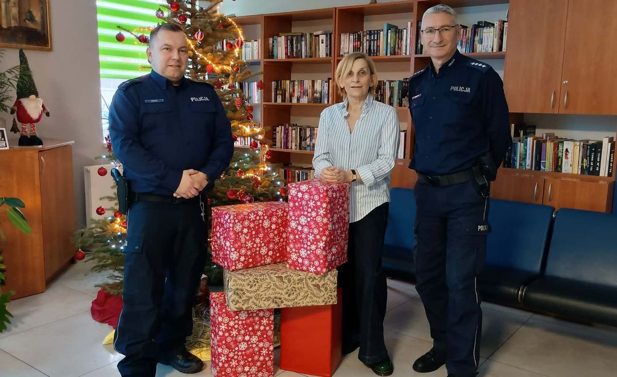 Niebieskie serce płockich policjantów. Mundurowi wsparli hospicjum w Płocku