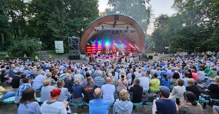 Budka Suflera zagrała drugi koncert w Ogrodzie Saskim. Osoby bez biletów oglądały koncert na stojąco [ZDJĘCIA]