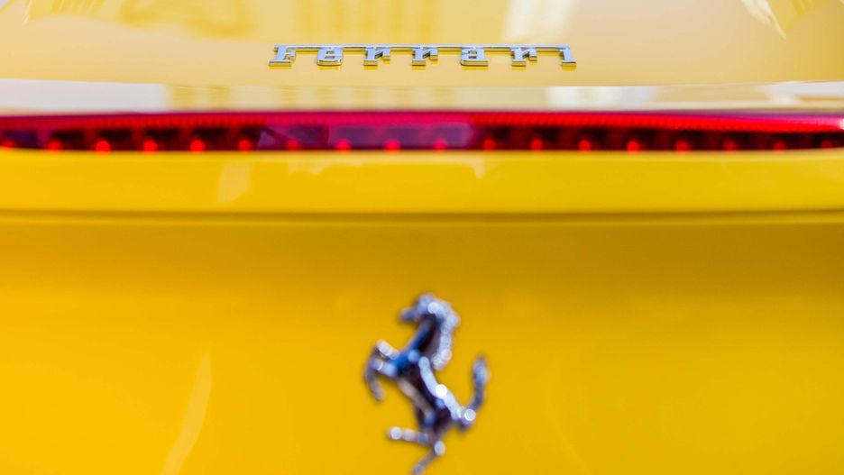 Rynek używanych aut luksusowych w Polsce dynamicznie się rozwija, ale niesie ze sobą znaczące ryzyko. Wysoki odsetek pojazdów po kolizjach czy z importu sugeruje, że wiele z nich może mieć nieujawnione wady techniczne lub prawne.