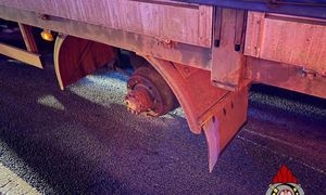 Koło od ciężarówki wypadło na drogę. Auto zostało zniszczone