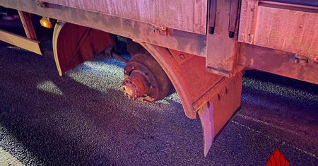 Koło od ciężarówki wypadło na drogę. Auto zostało zniszczone
