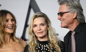 Obsypuje go komplementami. Mówi o dołeczkach