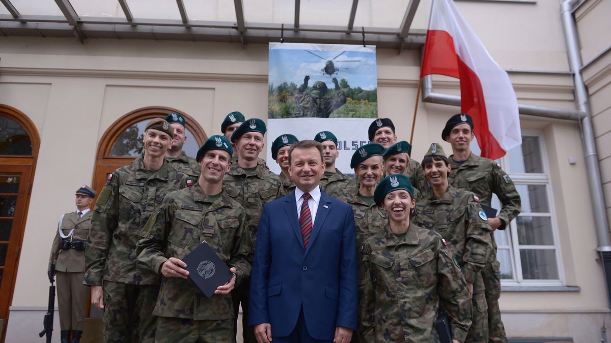 Zdjęcie okładkowe artykułu: PAP / MARCIN OBARA / Na zdjęciu: polscy lekkoatleci (m.in. Iga Baumgart-Witan, Marcin Lewandowski i Sofia Ennaoui) na spotkaniu z ministrem obrony narodowej Mariuszem Błaszczakiem