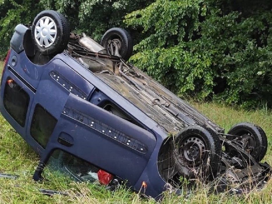 Pędził na wesele. Po dachowaniu zaproponował policjantom łapówkę