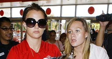 Britney spali kukłę Kevina!