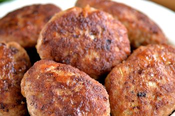 Dodaję do mięsnej masy. Mielone nie piją już tłuszczu i nie ociekają nim