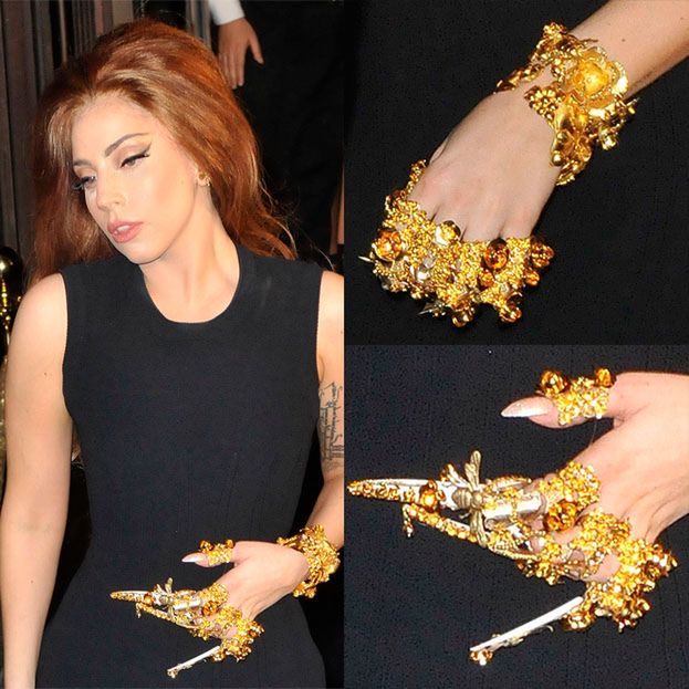 Gaga ze złotymi palcami...