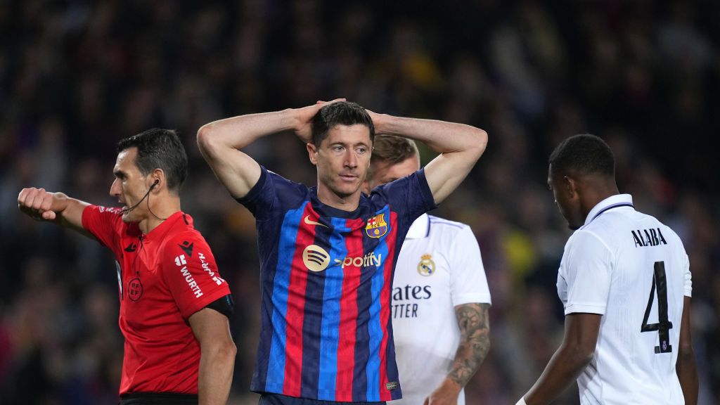 Getty Images /  Alex Caparros / Na zdjęciu: Robert Lewandowski podczas El Clasico