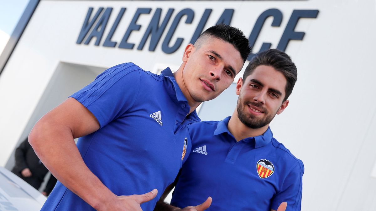 PAP/EPA /  EPA/Manuel Bruque  / Na zdjęciu: Facundo Roncaglia (z lewej)