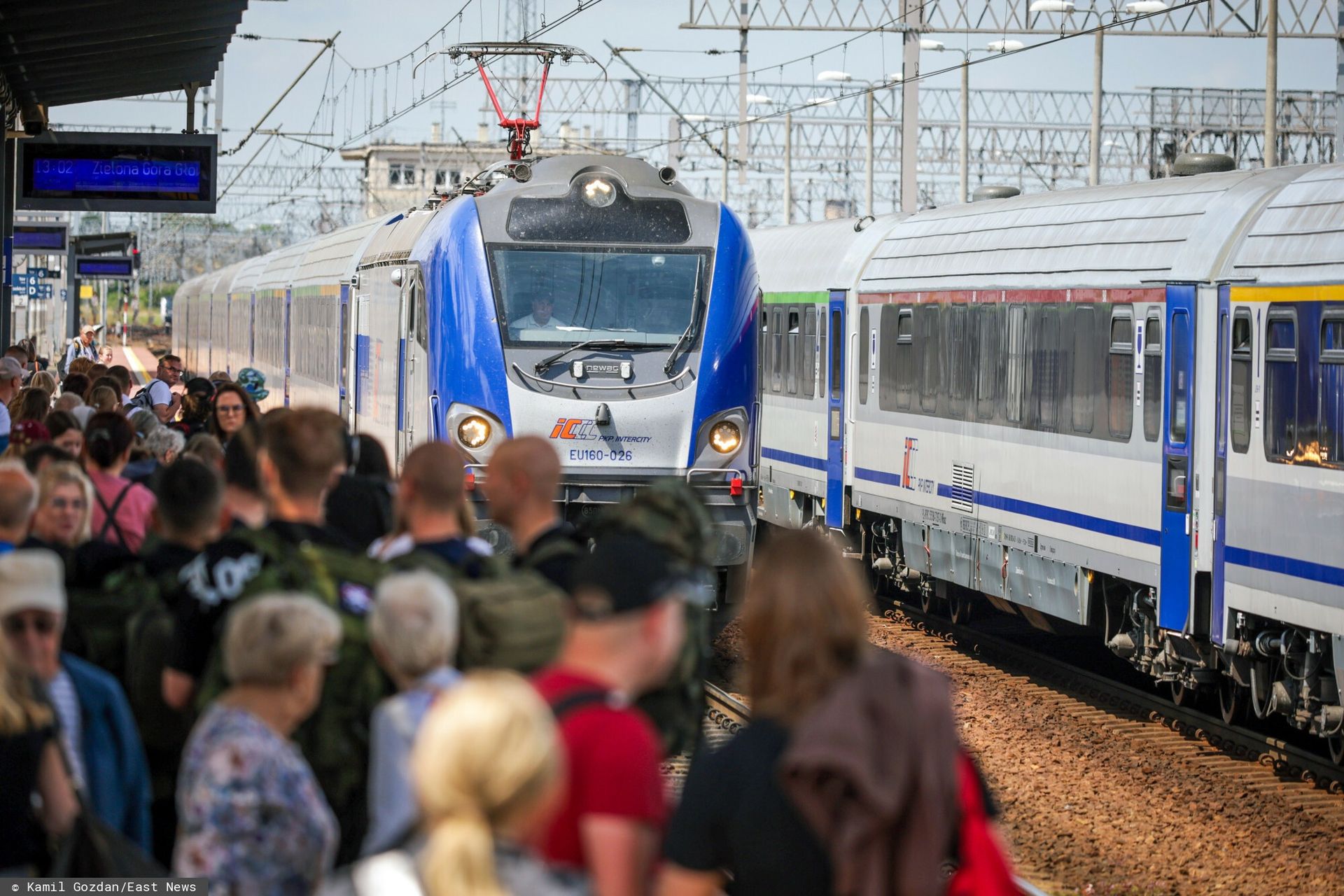 PKP tłumaczy się "deformacją torów". Szyny nie wytrzymały ponad 70 st. C