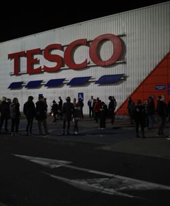 Tłumy pod Tesco w Warszawie. Mieszkańcy zapalili znicze