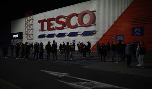 Tłumy pod Tesco w Warszawie. Mieszkańcy zapalili znicze
