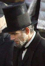 ''Lincoln'': Daniel Day-Lewis w stroju z epoki [foto]