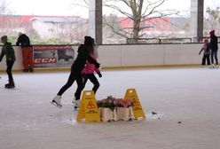 Szczecin. Lodowisko otwarte mimo zakazu? Na środku kwiaty