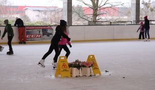 Szczecin. Lodowisko otwarte mimo zakazu? Na środku kwiaty