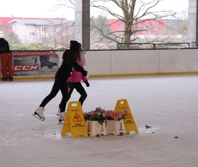 Szczecin. Lodowisko otwarte mimo zakazu? Na środku kwiaty