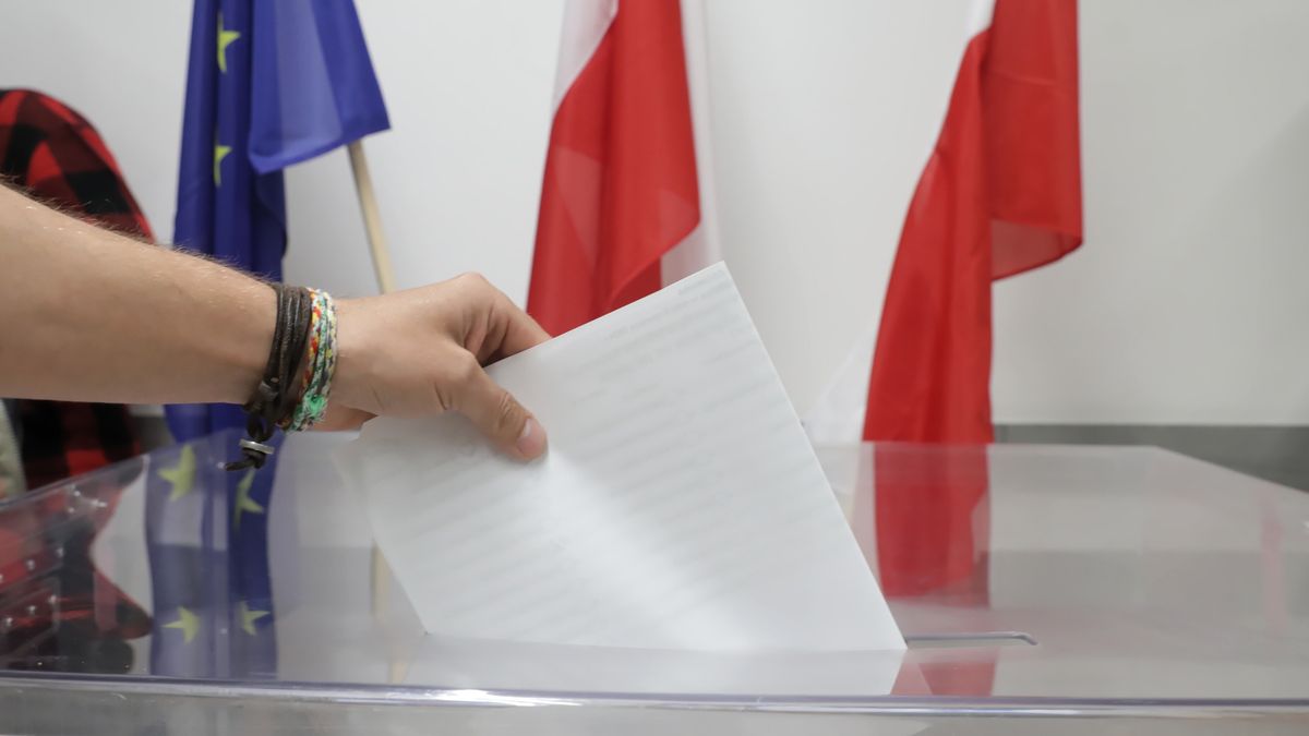 urna
Warszawa, 09.06.2024. Wybory do Parlamentu Europejskiego 2024. G�osowanie w lokalu wyborczym w gmachu Szko�y G��wnej S�u�by Po�arniczej na warszawskim �oliborzu, 9 bm. Trwaj� wybory do Parlamentu Europejskiego. Do zako�czenia g�osowania obowi�zuje cisza wyborcza. (mr) PAP/Tomasz Gzell
Tomasz Gzell
eurowybory, g�osowanie, g�osu, g�osy, lokal wyborczy, oddanie, parlamentu europejskiego, urna, wyborcza, wybory