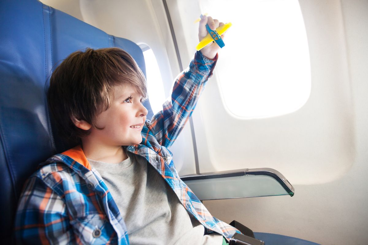 Małe dziecko w samolocie