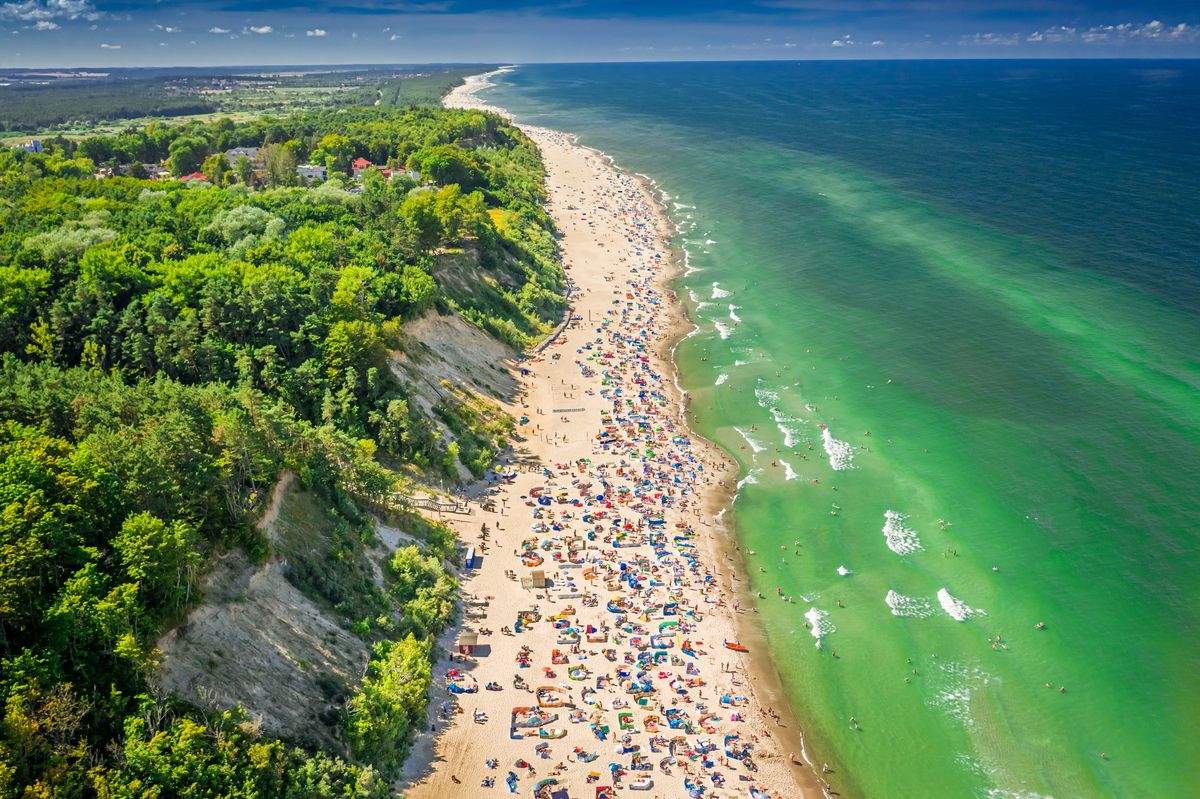 Polskie plaże przyciągnęły w tym roku wyjątkowe tłumy Polaków