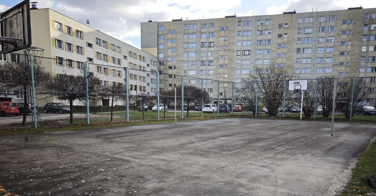 Asfaltowy relikt z osiedla Niepodległości w Chrzanowie przejdzie do historii. Gmina zdradza plany, co stanie się z boiskiem do koszykówki