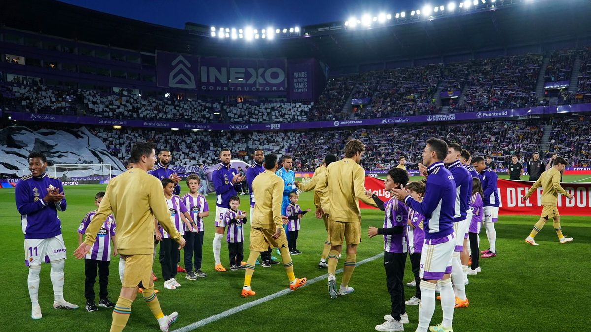 szpaler piłkarzy Realu Valladolid dla zawodników FC Barcelony