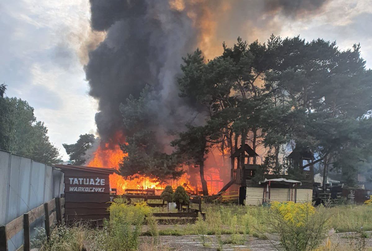 Pożar w Gdańsku. Dym i ogień przy deptaku na molo