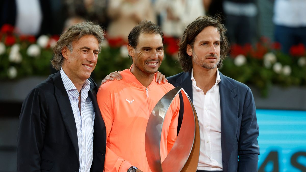 Rafael Nadal (w środku) w towarzystwie Gerarda Tsobaniana (z lewej) i Feliciano Lopez (z prawej) podczas ceremonii w Madrycie