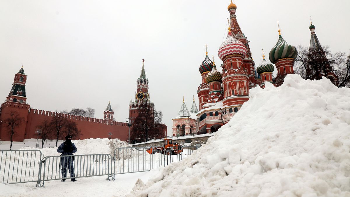 A police officer on guard duty next to a fence near the Kremlin after heavy snowfall in Moscow, Russia, 12 January 2026. Balkan cyclone Frances brought the heaviest snowfall the region has experienced in 70 years. EPA/MAXIM SHIPENKOV Dostawca: PAP/EPA.