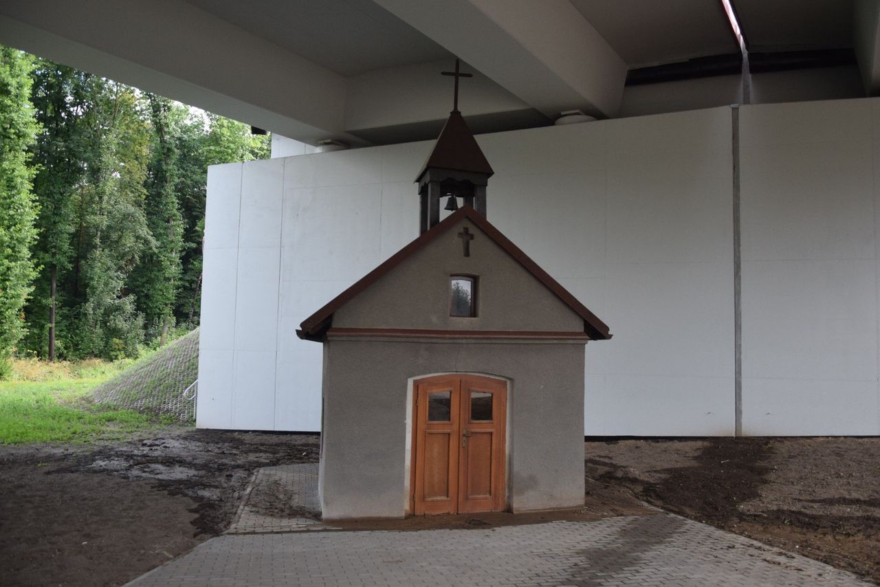 Rybnik: Kapliczka pod wezwaniem św. Jana Nepomucena i pod... wiaduktem. Nietypowe otoczenie zyskała przez budowę drogi Racibórz-Pszczyna