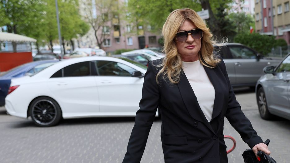 Warszawa, 04.05.2022. Beata Kozidrak przed siedzibą Sądu Rejonowego Warszawa-Mokotów, 4 bm. Rozpoczął się proces wokalistki, oskarżonej o spowodowanie kolizji pod wpływem alkoholu. (jm) PAP/Leszek Szymański*** UWAGA!!! JEST ZGODA NA PUBLIKACJĘ DANYCH OSOBOWYCH OSKARŻONEJ! ***