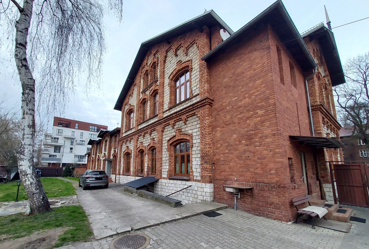 Martwy mężczyzna w mieszkaniu księdza. "Odmówił podania jego danych"
