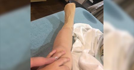 Kupiła 2-letniej córce gumowe buty. Skończyło się na pogotowiu