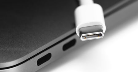 Porównali tani i drogi kabel USB-C. Skaner rentgenowski pokazał różnice