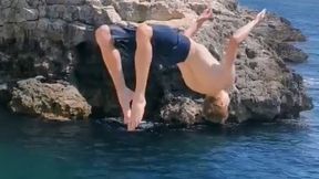 #dziejesiewsporcie: skoczył nie w Wiśle, a... do wody! Efektowne salto Karla Geigera