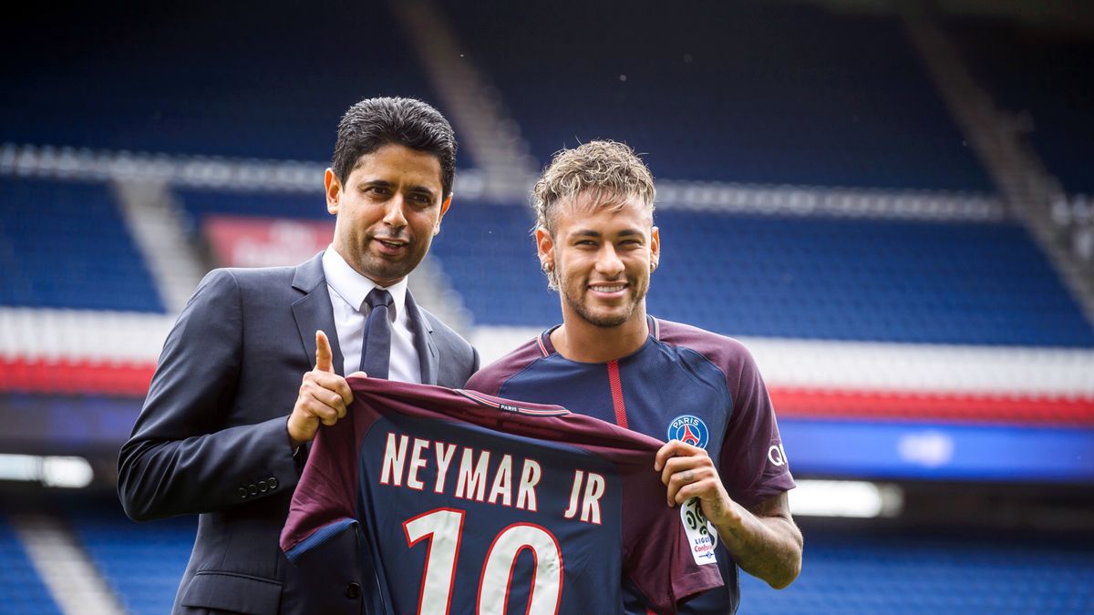 PAP/EPA / EPA/CHRISTOPHE PETIT TESSON  / Nasser Al-Khelaifi (po lewej), Neymar (po prawej)