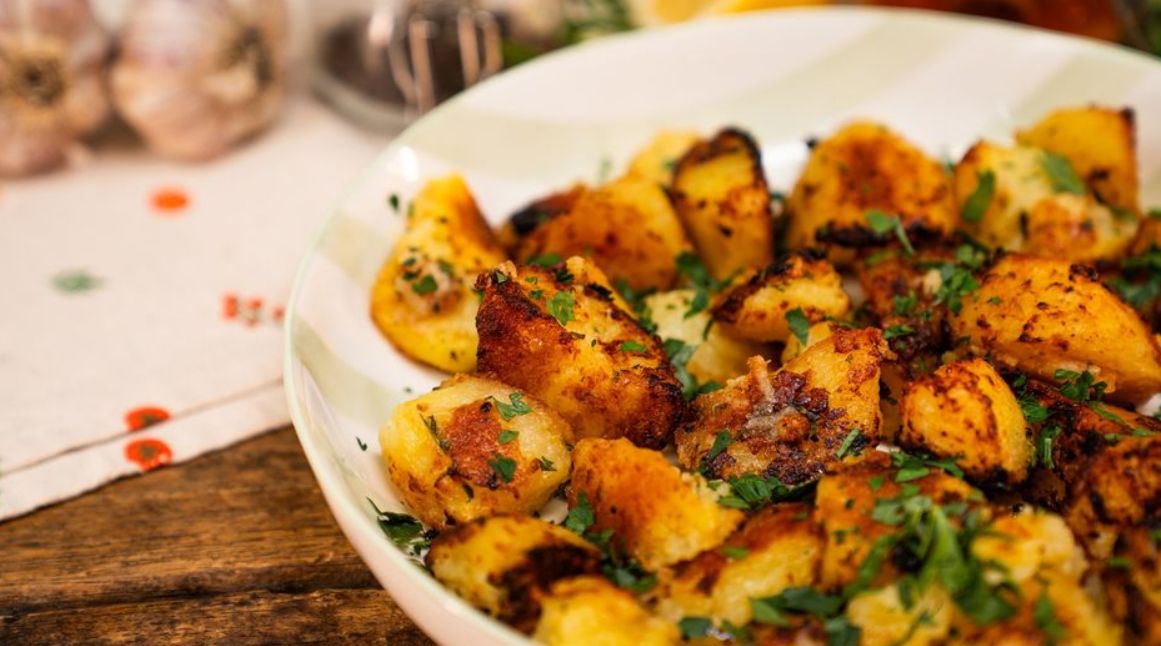 Miodowo-czosnkowe ziemniaki sprawdzą się do obiadu