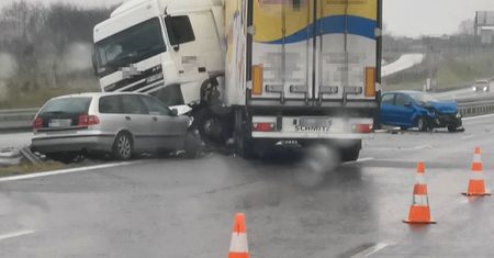 Groźnie wyglądające zderzenie dwóch aut i ciężarówki na obwodnicy Lublina