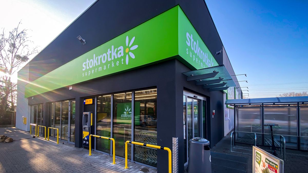 sklep, stokrotka, fasada, logo, supermarket, sklep spożywczy, detaliczny, witryna, zakupy, parking przed sklepem, logo firmy, marketing, sklep stacjonarny, sprzedaż, asortyment, front, budynek, zakupy spożywcze, otwarte drzwi, podmiejski