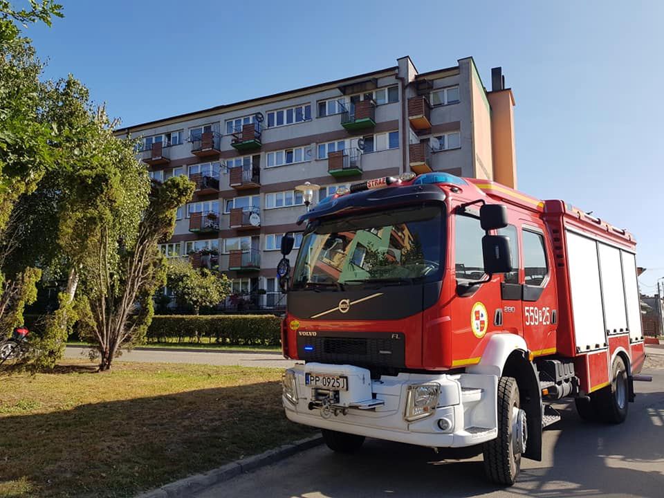 Policjanci i strażacy wspólnie pomogli starszej kobiecie